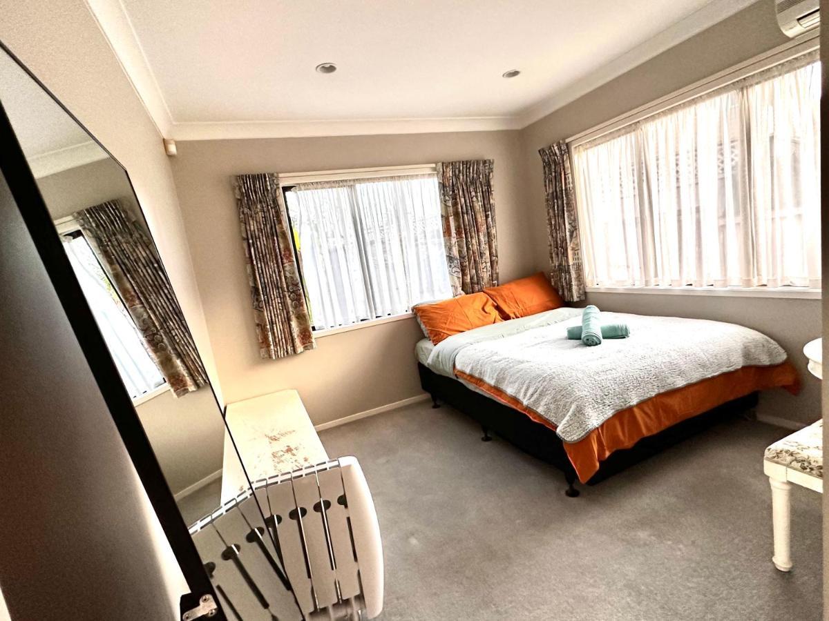 West Harbour White House Holiday home Auckland